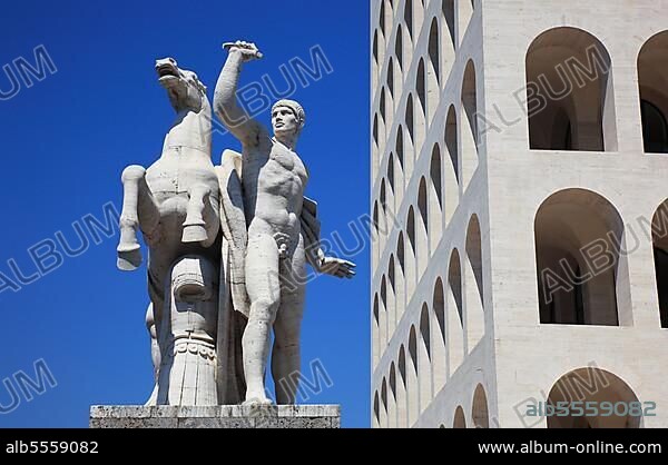 Statue am Palazzo della Civilta Italiana, Palast der italienischen Zivilisation, auch Palazzo della Civilta del Lavoro, Colosseo quadrato, Esposizione Universale di Roma, Weltausstellung Rom, EUR, Italien.