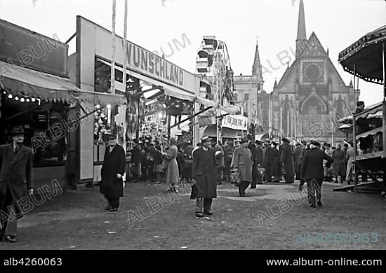 Christmas Market, 1955, Karl-Marx-Platz today Augustusplatz, Leipzig, Saxony, GDR, Germany, Europe.