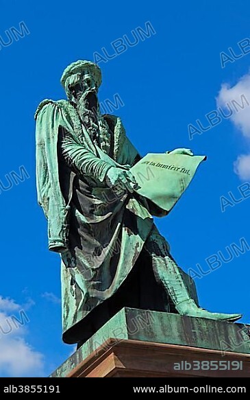 Statue of Gutenberg, Gutenberg square, Place Gutenberg, Strasbourg, UNESCO World Heritage Site, Alsace, Bas Rhin, France, Europe.
