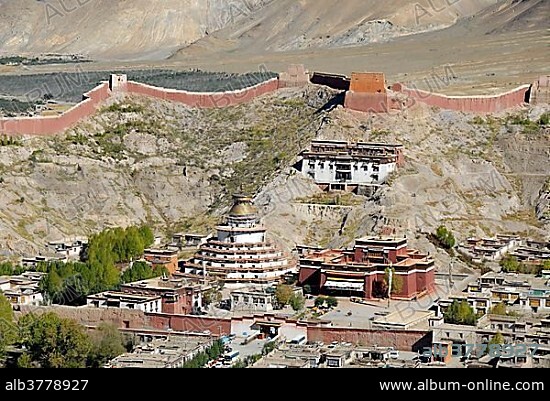 Tibetan Buddhism, Pelkor Choede Monastery with a Kumbum stupa in the landscape, Balkor Monastery, Gyantse, Himalayas, Tibet Autonomous Region, People's Republic of China, Asia.
