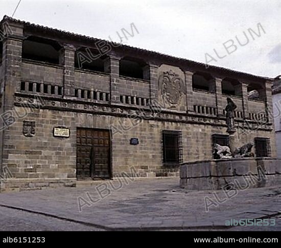 FACHADA DE LA ANTIGUA CARNICERIA SITUADA EN  LA PLAZA DE LOS LEONES(S XVI) EN EL MEDIO SE ENCUENTRA LA FUENTE DE LOS LEONES CON ESTATUA IBERICO-ROMANA.