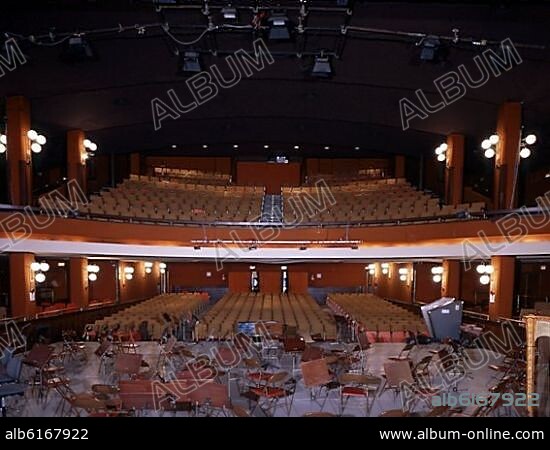 INTERIOR DEL TEATRO PRINCIPAL DE BARCELONA DESDE EL ESCENARIO HACIA EL PATIO DE BUTACAS.