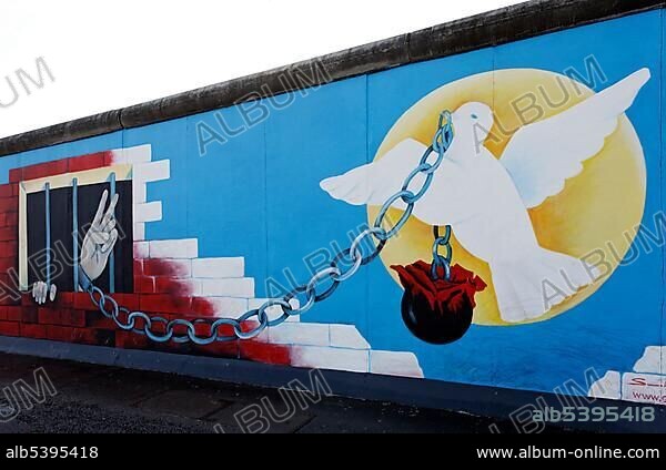 Andrej SmolÃ¡k, Dove of peace freeing prisoners, Amnesty International, painting on the remants of the Berlin Wall, East Side Gallery, Friedrichshain district, Berlin, Germany, Europe.