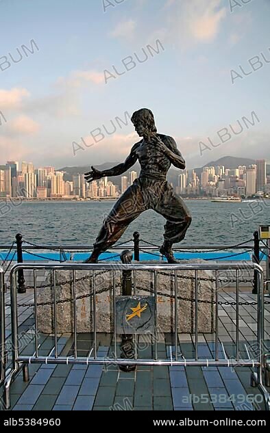 Statue of Bruce Lee, karate champion, actor, pier, Hong Kong, Hong Kong, China, Asia.