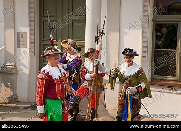 Pirna the members of the association Der Retter playfully re-enact the invasion of the Swedes in the 30 Years' War.
