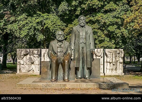 Marx-Engels Monument, Karl-Liebknecht-Straße, Mitte, Berlin, Germany, Europe.