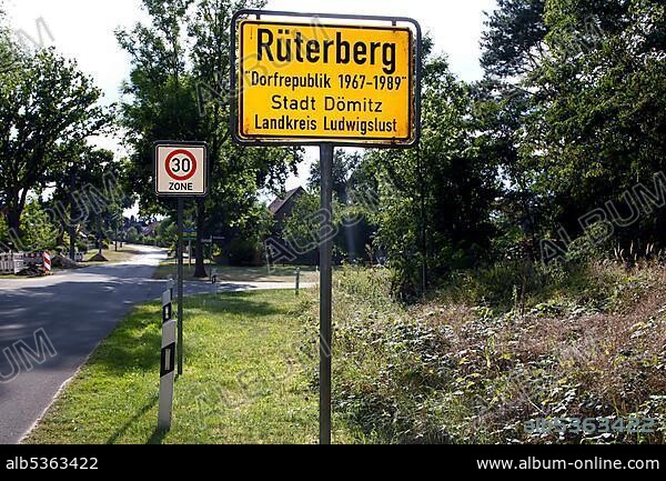 Village sign of the village republic Rüterberg, Elbradwanderweg, Kolonnenweg, Lochplattenweg, inner German border fortification, Grünes Band, Grenzweg, UNESCO Biosphere Reserve Elbe River Landscape, Hamburg Metropolitan Region, Rüterberg, Dömitz, Ludwigslust County.