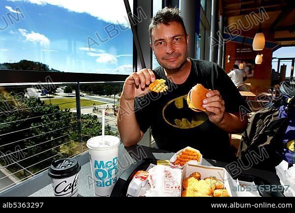 Man eats hamburger, McDonalds restaurant, fast food, bridge restaurant Frankenwald, motorway guest towns, motorway A9, rest stop, rest area, Grünes Band, border path, former German-German border, Rudolphstein, municipality Berg, district Hof, Oberf.