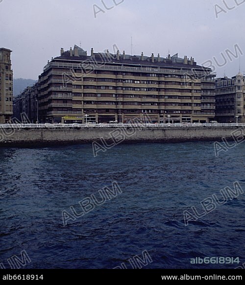 RAFAEL MONEO 1937-. EDIFICIO URUMEA REALIZADO ENTRE 1969 Y 1973.
