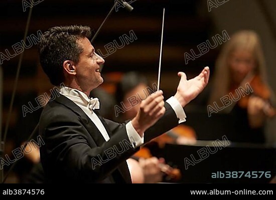Conductor Ruben Gimeno conducts Staatsorchester Rheinische Philharmonie, Music Department, Koblenz, Rhineland-Palatinate, Germany, Europe.