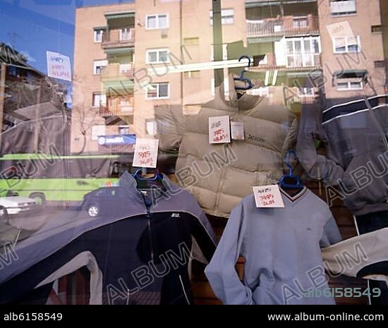 ESCAPARATE DE UNA TIENDA DE ROPA CON LOS PRECIOS EN EUROS Y EN PESETAS.
