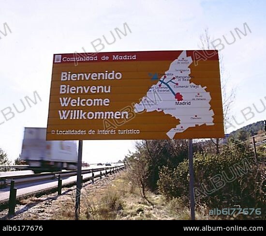 CARTEL DE BIENVENIDA A LA COMUNIDAD DE MADRID EN CUATRO IDIOMAS.
