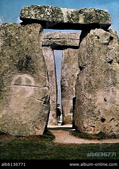 AUTOR LIBRE 01307. RESTOS DEL CROMLECH DE STONEHENGE - SANTUARIO UTILIZADO COMO SEPULCRO Y CALENDARIO DE PIEDRA - 2500/1700 AC.