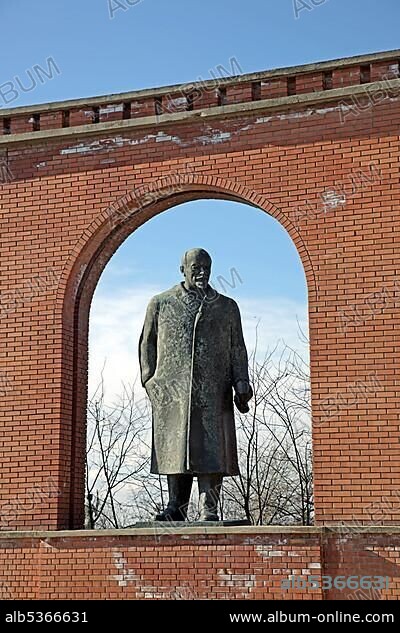 Statue of Lenin, Memento Park, Statue Park, Budapest, Hungary, Europe.