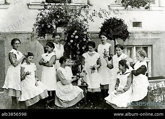 Group shot, School class, 1917, girls' school Rosenheim, Upper Bavaria, Bavaria, Germany, Europe.
