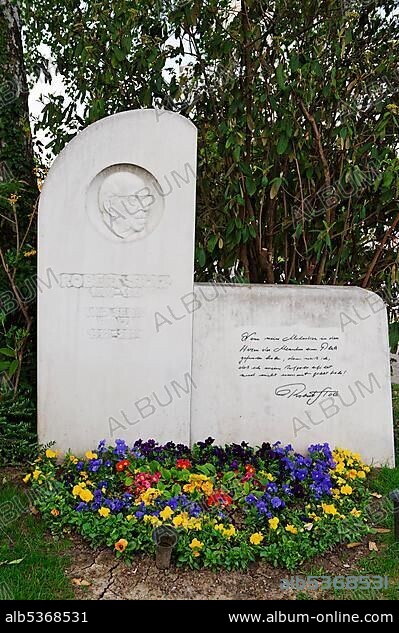 Grave of Robert Stolz, composer, Wiener Zentralfriedhof, Vienna's central cemetery, honorary grave, Vienna, Austria, Europe.