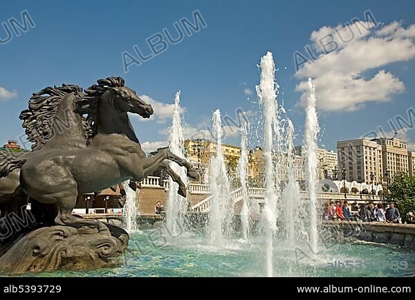 Horses fountain in Alexander Garden at the Maneschnaja road, in the background the building of the Russian Duma, Moscow, Russia, East Europe, Europe.