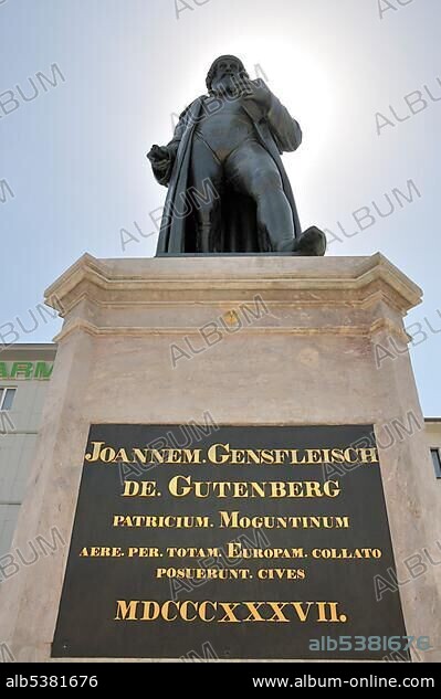 Memorial to Johannes Gutenberg by Bertel Thorvaldsen, Gutenbergplatz square, Mainz, Rhineland-Palatinate, Germany, Europe.