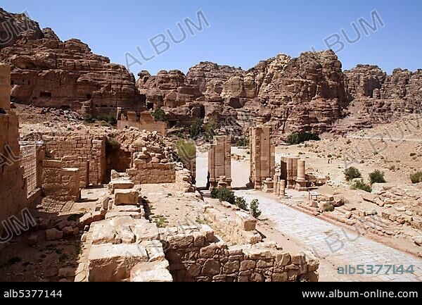 Colonnaded street, Themenos Gate, Petra, the capital city of the Nabataeans, rock city, UNESCO World Hertage Site, Wadi Musa, Hashemite Kingdom of Jordan, Orient, Middle East, Asia.