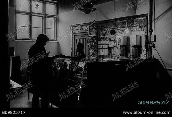 GDR; Berlin; 23.04.1990; Babylon Cinema; am Rosa-Luxemburg-Platz; Café.
