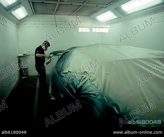 TUNEL DE PINTURA DE UN TALLER DE COCHES.
