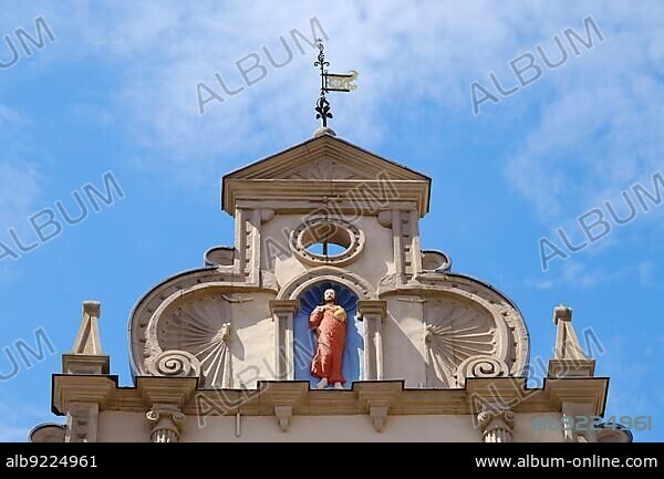 Gable with figure on the Hexenbürgermeisterhaus, Weser Renaissance style, architectural monument and museum, Lemgo, East Westphalia-Lippe, North Rhine-Westphalia, Germany, Europe.