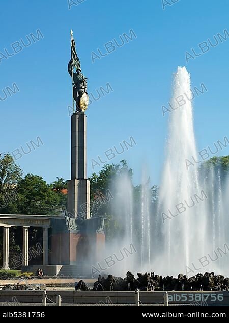 Hochstrahlbrunnen, Monument to the Soviet Red Army at Schwarzenbergplatz, Vienna, Austria, Europe.