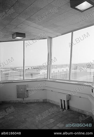 INTERIOR DE LA TORRE DE CONTROL DE LA BASE AMERICANA DE ROTA - FOTOGRAFIA EN BLANCO Y NEGRO - AÑOS 50.