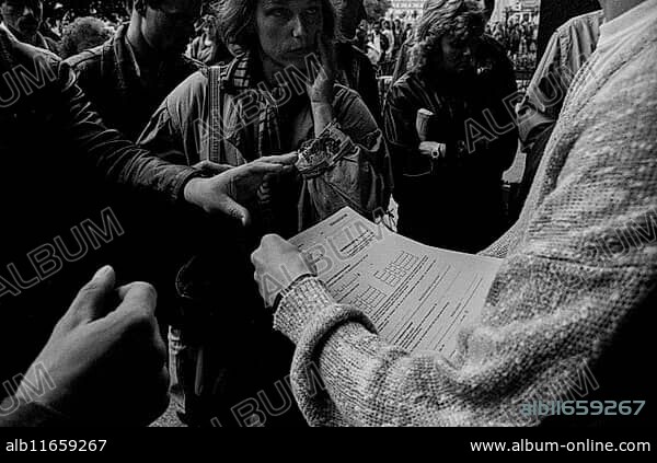 GDR, Berlin, 12 June 1990, Applying for monetary union, Sparkasse am Alexanderplatz.