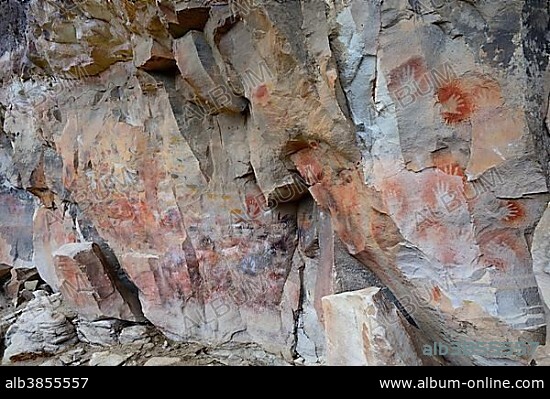 Cave paintings in the Cave of Hands, Cueva de las Manos, UNESCO World Heritage Site, Santa Cruz Province, Argentina, South America.
