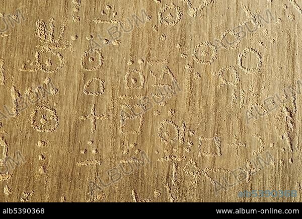 Tuareg script (Tifinagh) on stone, rock carvings, Youf Ahakit, Tassili du Hoggar, Wilaya Tamanrasset, Algeria, Sahara, North Africa, Africa.