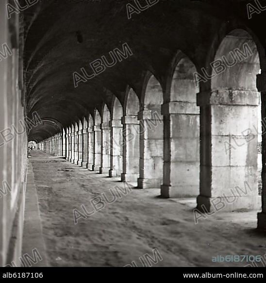 SOPORTALES DE LA PLAZA DE PAREJAS - FOTOGRAFIA EN BLANCO Y NEGRO - AÑOS 60.