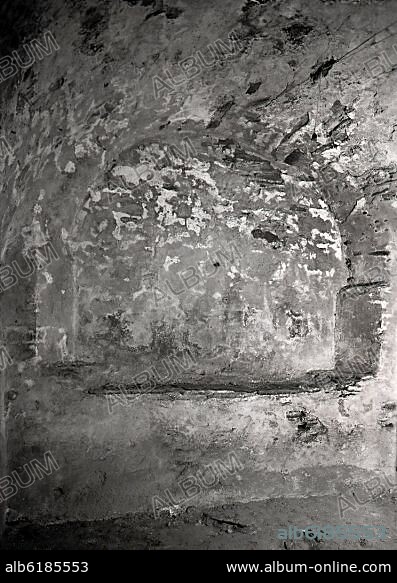 POSIBLE VESTUARIO DE LAS TERMAS ROMANAS - HORNACINA CON ARCO DE MEDIO PUNTO - FOTOGRAFIA EN BLANCO Y NEGRO - AÑOS 50.