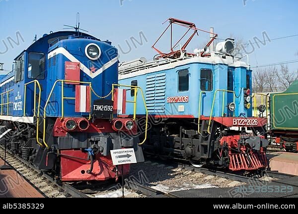 Russian diesel-electric shunter TEM22 and electric shunter VL22.