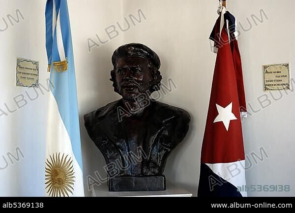 Bust of Che Guevara with Argentinian and Cuban flag, Che Guevara museum in the former home of the revolutionary and guerrilla fighter in Alta Gracia, Cordoba, Argentina, South America.