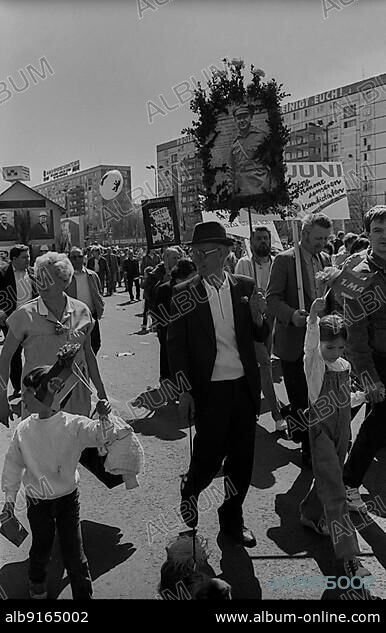 GDR, Berlin, 01. 05. 1986, 1. May 1986 on Karl-Marx-Allee, Red Front fighters, Ernst Thälmann poster.