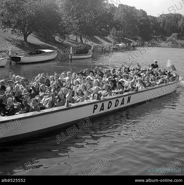 19490607 Skolklass på skolresa till där de får åka