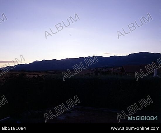 PERFIL DE LA SIERRA DE GUADARRAMA/CUERDA LARGA AL ATARDECER EN VERANO-.