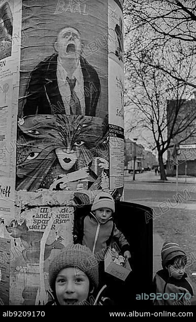 GDR, Berlin, 18. 03. 1989, children in an advertising pillar, posters, Kollwitzplatz.