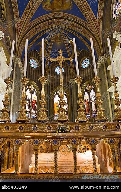 Tomb of S. Catherine of Siena, Santa Maria sopra Minerva Church (Gothic church), Rome, Italy, Europe.