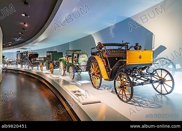 Benz Dos-a-Dos (1899); Mercedes Museum; Stuttgarts most visited museum is part of the Mercedes-Benz World in Untertürkheim and with its vehicles and vintage cars recalls the early days of the automobile; Architecture Ben van Berkel; Architekturbüro UNStudio; Stuttgart; Baden-Württemberg; Germany; Europe.
