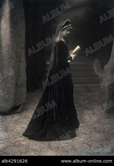 Renée Vivien, née Pauline Mary Tarn, nicknamed "Sapho 1900.". French poet.. c.1905. . Taponier Photo.