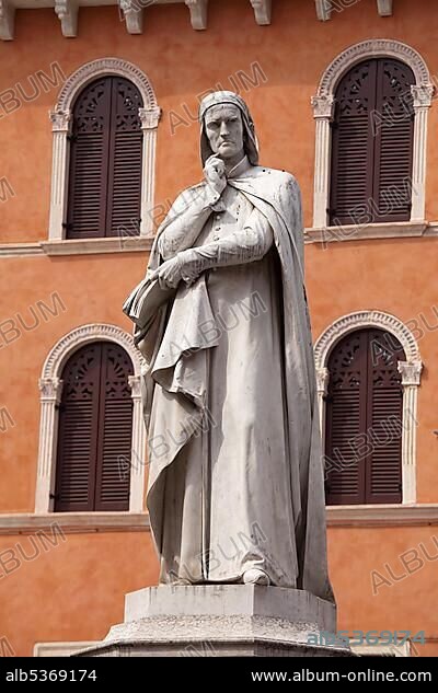 Statue of the poet Dante Alighieri, 1265-1321, Piazza dei Signori, Verona, Veneto, Italy, Europe.