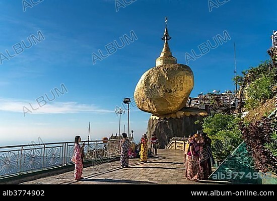 Golden Rock Kyaiktiyo Pagoda, Kyaikto, Myanmar, Asia.