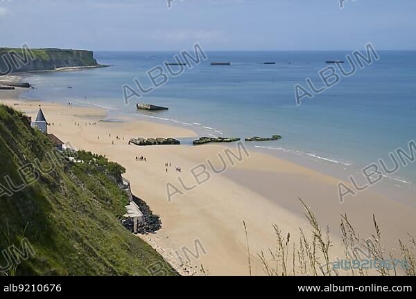 Arromanches-les-Bains, D-Day, Gold Beach, remains of the artificial landing harbour, Mulberry Harbour, Normandy, in the background the pontoons of the artificial harbour for the supply of the landing troops, France, Europe.