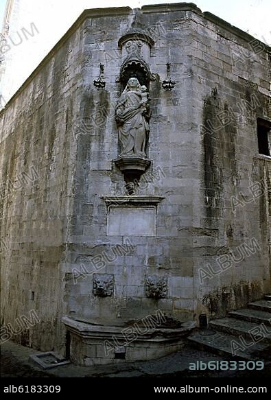 FUENTE DE LA VIRGEN DE LA PERA REALIZADA EN EL SIGLO XVIII Y RESTAURADA EN 1947.