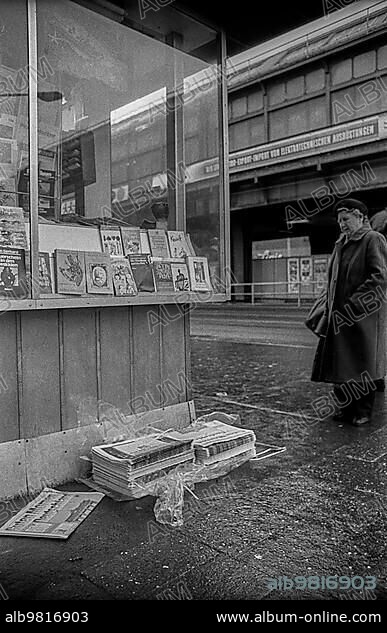GDR; Berlin; 07.03.1990; newspaper kiosk at the S; and metro station Schönhauser Allee.