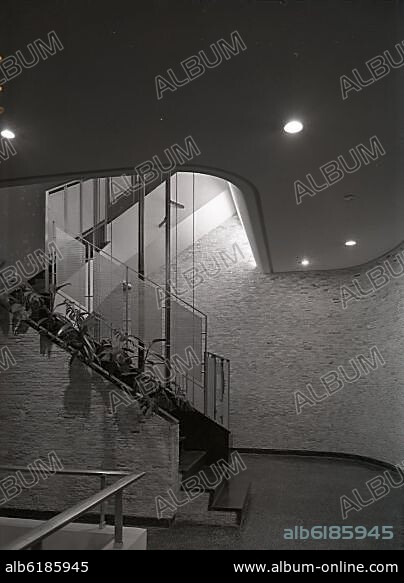 ESCALERA DE LAS OFICINAS DE LA EMPRESA IBERDROLA CONSTRUCTORA DE LOS SALTOS DEL SIL - B/N - AÑOS 50.