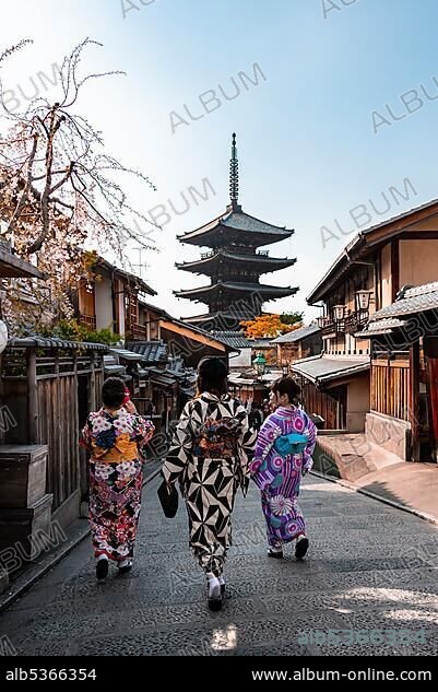 Pedestrian with kimono, Yasaka dori historical street in the Old Town with traditional Japanese houses, behind five-storey Yasaka pagoda of the Buddhist HÅkanji Temple, Kyoto, Japan, Asia.