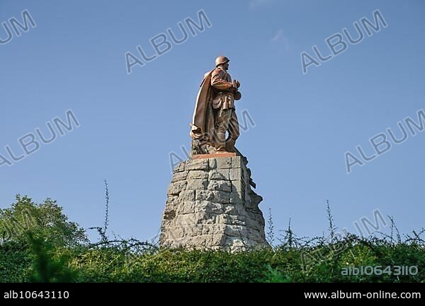 Monument, soldier with AK Kalashnikov, Seelow Heights Memorial, Seelow, Märkisch-Oderland district, Brandenburg, Germany, Europe.
